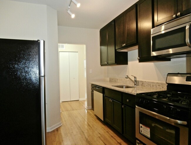3123 W Lawrence Ave, Unit 2 in Chicago, IL - Foto de edificio - Building Photo