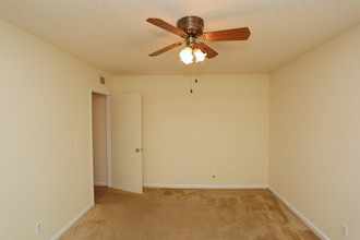 Hidden Lakes in Macon, GA - Building Photo - Interior Photo