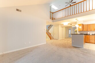 2241 Lovedale Ln, Unit J in Reston, VA - Foto de edificio - Building Photo