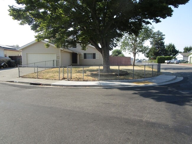 1001 Mockingbird Ln in Fairfield, CA - Building Photo - Building Photo