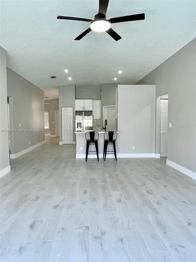 1748 SW 108th Way in Davie, FL - Foto de edificio - Building Photo