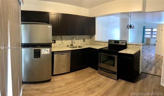 2442 SW 58th Mnr in Fort Lauderdale, FL - Building Photo - Building Photo