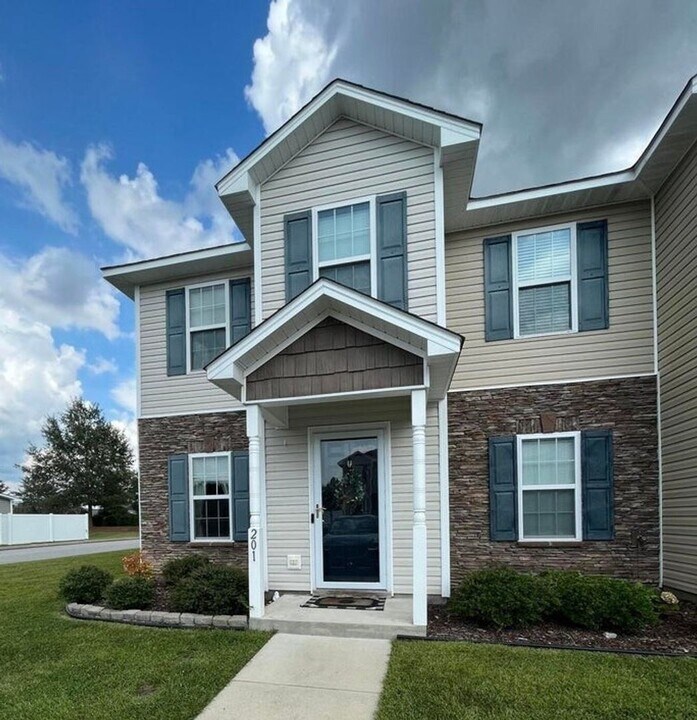 201 Glen Cannon Drive in Jacksonville, NC - Building Photo