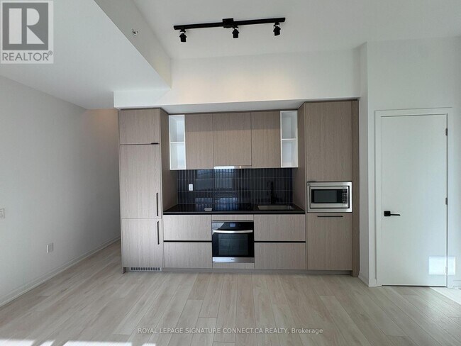 1285 Dupont St in Toronto, ON - Building Photo - Building Photo