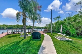 480 SW South River Dr in Stuart, FL - Building Photo - Building Photo