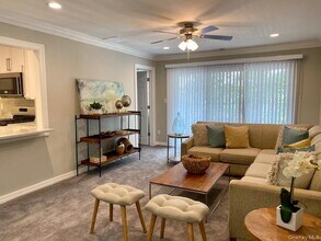 55 Westwood Dr in Westbury, NY - Building Photo - Building Photo