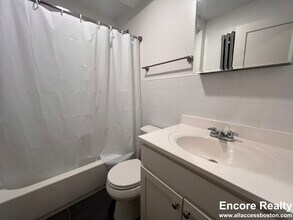 123 Sutherland Rd, Unit B in Boston, MA - Foto de edificio - Building Photo