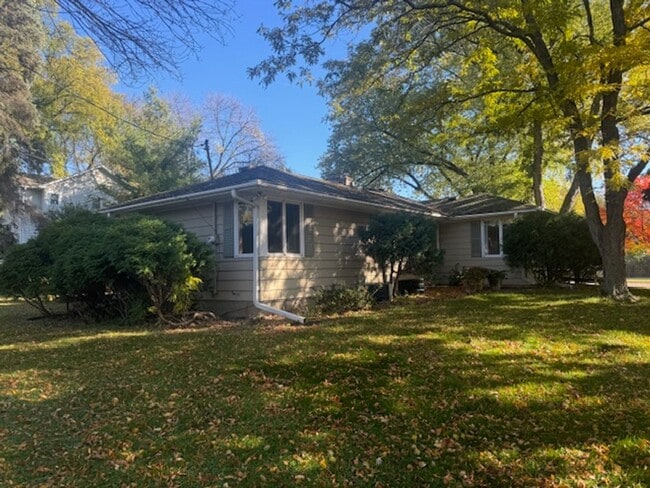 5002 Mirror Lakes Dr in Edina, MN - Building Photo - Building Photo