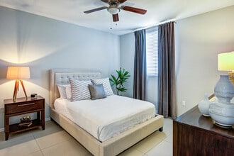 Club Prado in Miami, FL - Foto de edificio - Building Photo