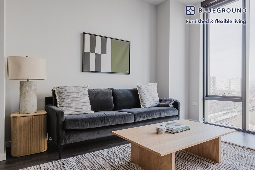 5252 S Cornell Ave in Chicago, IL - Building Photo