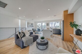 739 Mariposa Ave in Los Angeles, CA - Building Photo - Building Photo