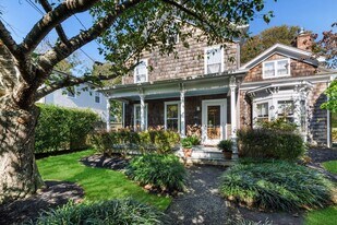 135 Meeting House Ln in Southampton, NY - Building Photo