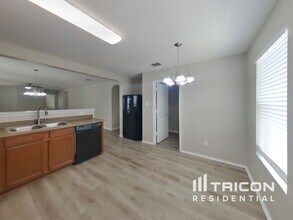 10922 Dewlap Trail in San Antonio, TX - Foto de edificio - Building Photo