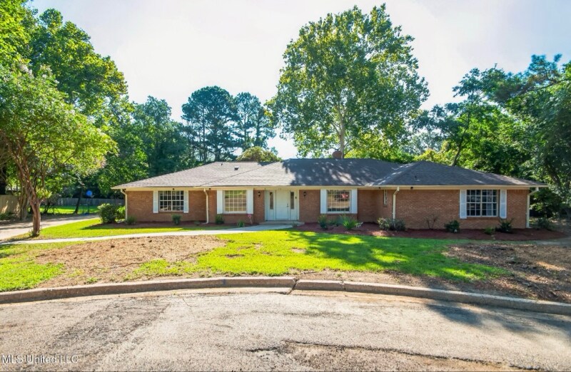 102 Friars Cove in Clinton, MS - Building Photo
