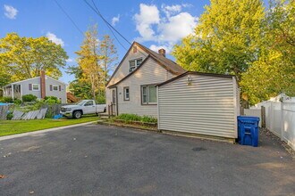 35 Allings Crossing Rd in West Haven, CT - Building Photo - Building Photo