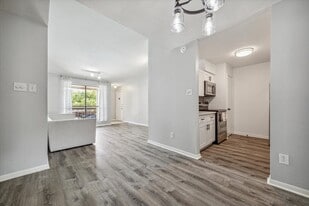 2125 Augusta Dr in Houston, TX - Building Photo