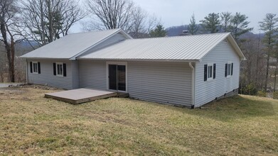102 Banner Hill Dr in Newland, NC - Building Photo - Building Photo