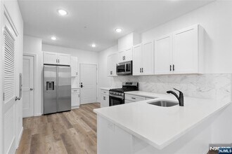 51 E Main St, Unit 210 in Bergenfield, NJ - Foto de edificio - Building Photo