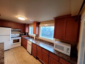 1212 S 101st St in Burien, WA - Foto de edificio - Building Photo