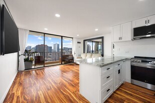 411 Hobron Ln in Honolulu, HI - Building Photo