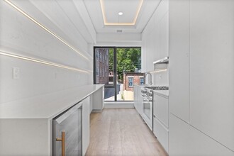 1572 Beacon St, Unit 101 in Brookline, MA - Foto de edificio - Building Photo