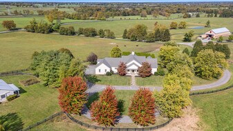 1564 Paynes Depot Rd in Versailles, KY - Building Photo