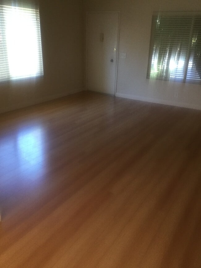 11 Baroda Dr in Camarillo, CA - Building Photo - Building Photo