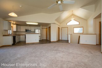 8 Redtail Ct in Coralville, IA - Foto de edificio - Building Photo