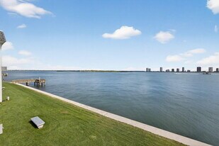 100 Shore Ct in North Palm Beach, FL - Building Photo