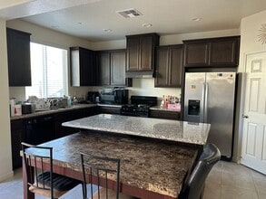 2460 N Fallbrook Dr in Los Banos, CA - Building Photo - Building Photo