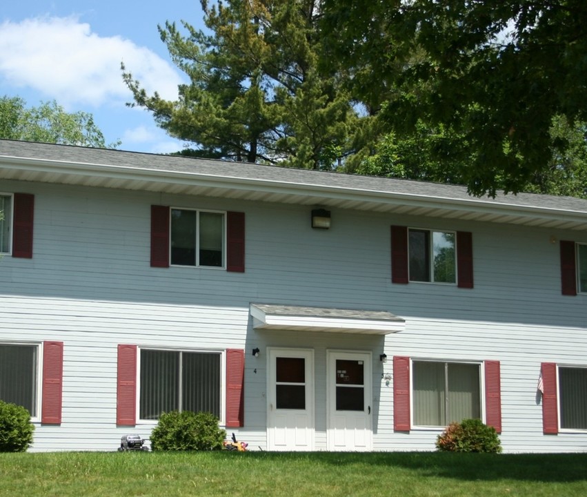 Ravenswood Apartments in Cornell, WI - Foto de edificio