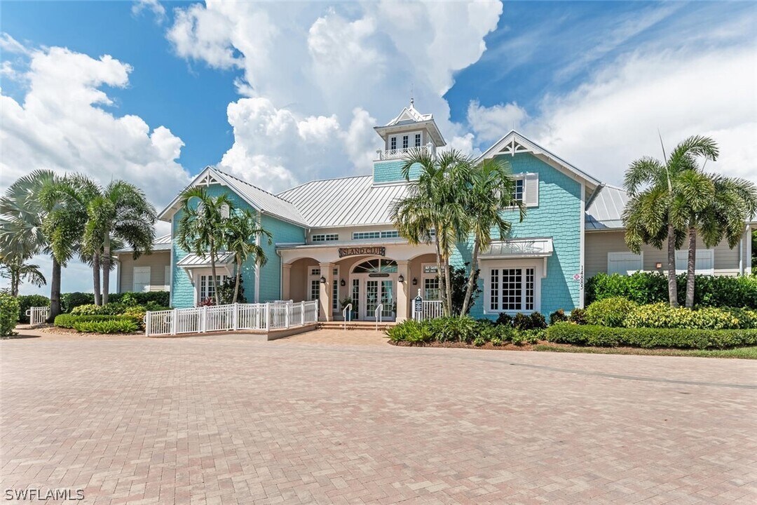 14586 Tropical Dr in Naples, FL - Foto de edificio