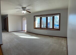 55 Dakota St in Killdeer, ND - Foto de edificio - Building Photo