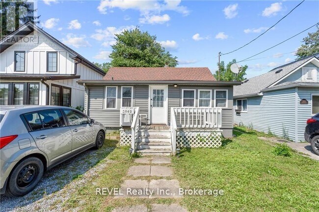 3842 Roxborough Ave in Fort Erie, ON - Building Photo - Building Photo