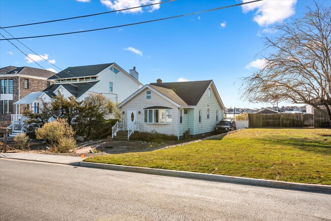 2 Pirates Cv in Massapequa, NY - Foto de edificio - Building Photo