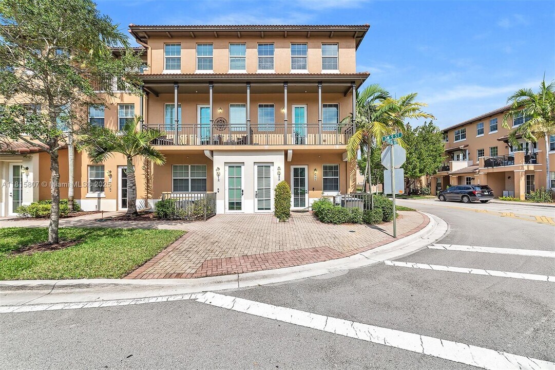 908 SW 147th Ave in Pembroke Pines, FL - Foto de edificio