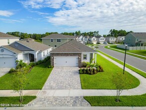 1035 Grantham Ln in Palm Bay, FL - Foto de edificio - Building Photo