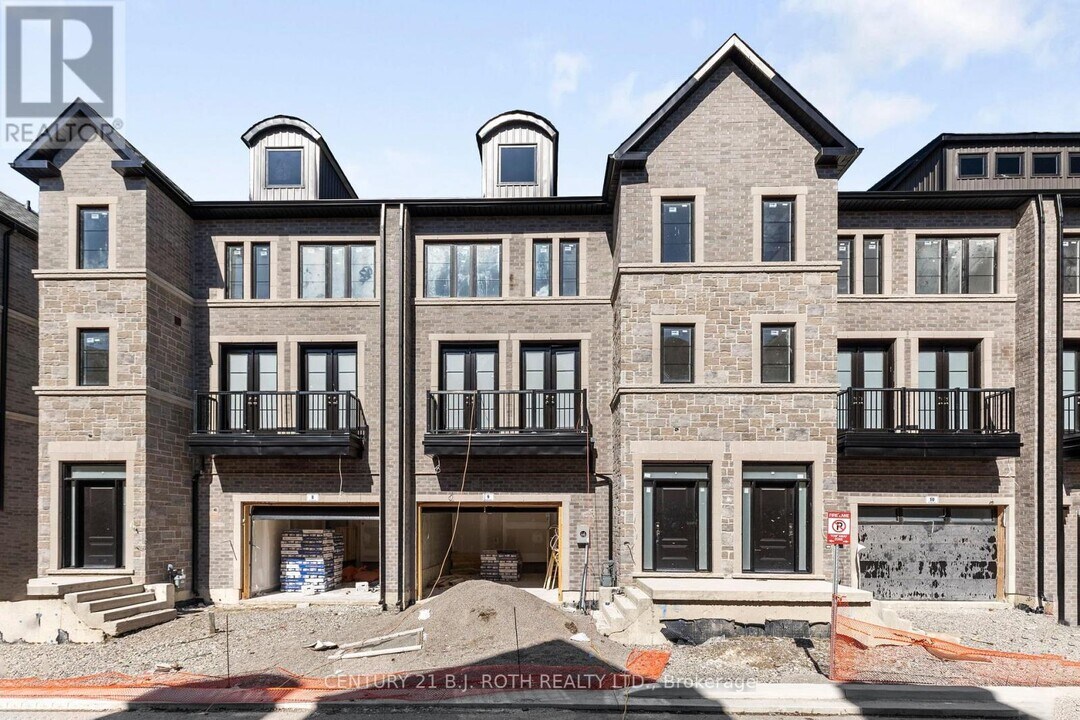 260 Eagle St in Newmarket, ON - Building Photo