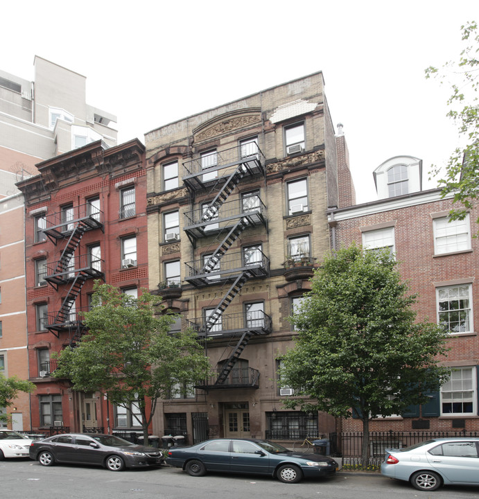 19 Stuyvesant St in New York, NY - Building Photo