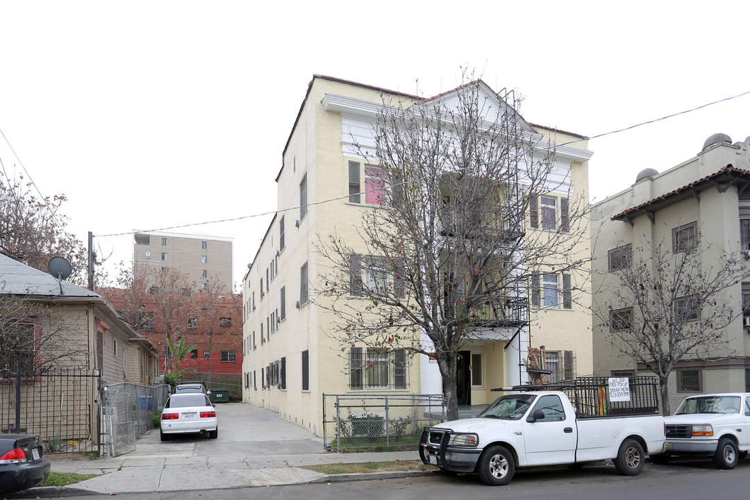 2618 San Marino St in Los Angeles, CA - Foto de edificio