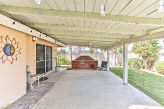 205 E Old Mill Rd in Corona, CA - Foto de edificio - Building Photo