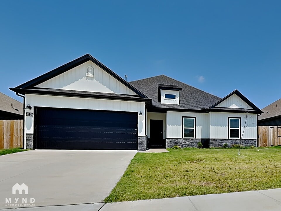 1120 Sunshine Ct in Centerton, AR - Building Photo