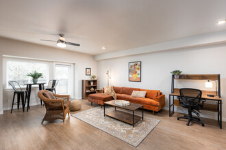 B Flats in Bremerton, WA - Building Photo - Interior Photo