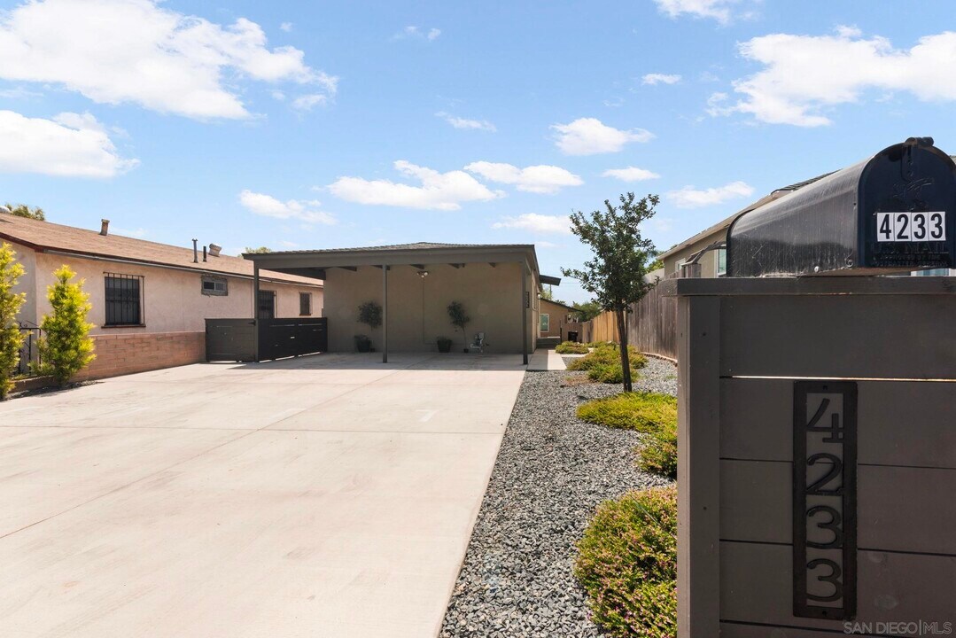 4233 Pepper Dr in San Diego, CA - Building Photo