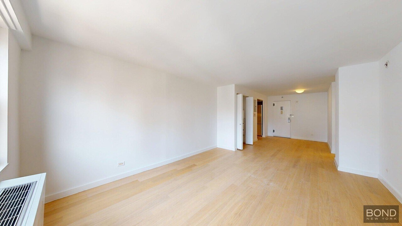 222 E 39th St in New York, NY - Building Photo