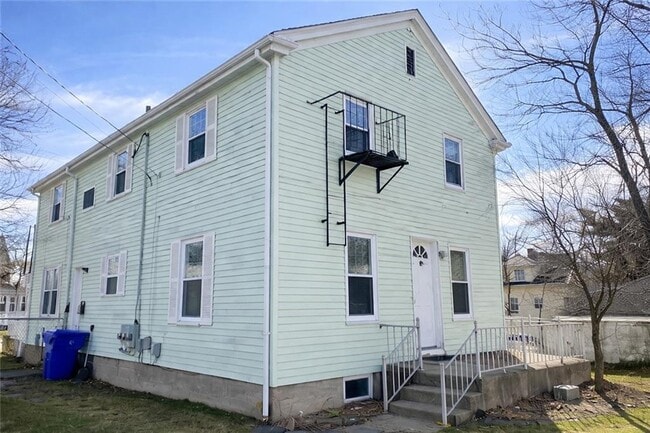 866 Weeden St in Pawtucket, RI - Building Photo - Building Photo