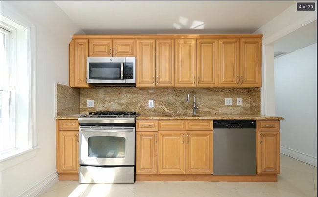 821 Palmer Rd in Yonkers, NY - Foto de edificio - Building Photo