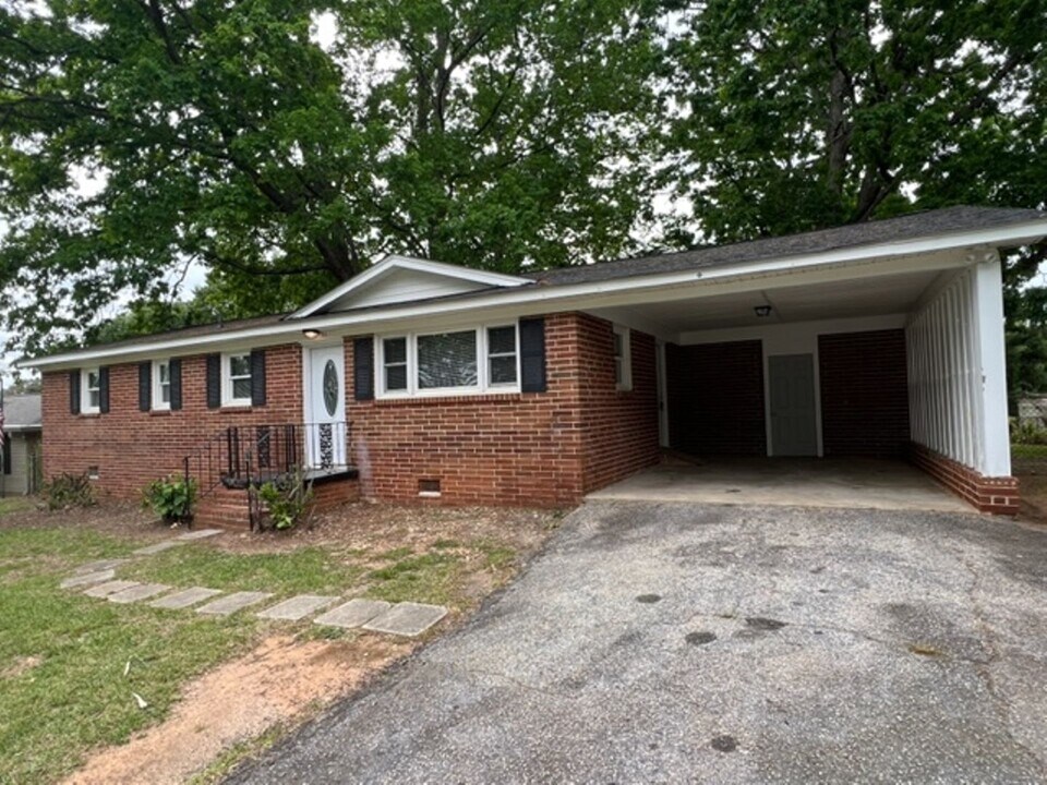 111 S Buckhorn Rd in Greenville, SC - Building Photo