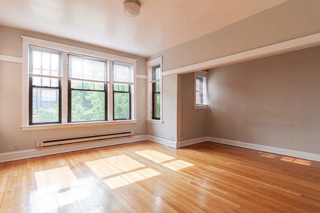717 W Barry Ave, Unit B3 in Chicago, IL - Building Photo