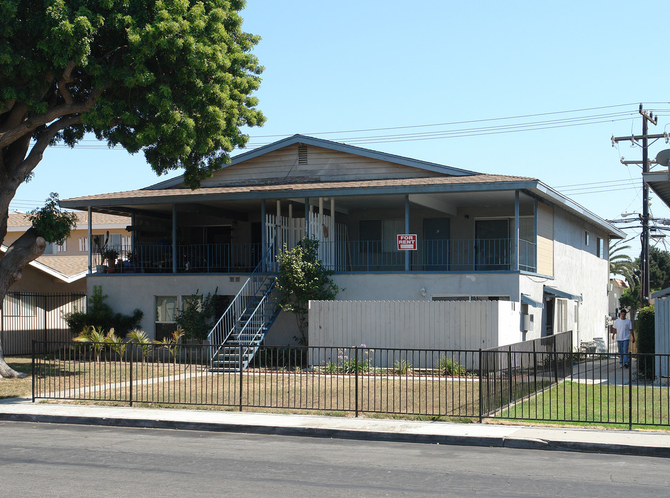 1300 Azalea St in Oxnard, CA - Building Photo